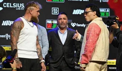 Jake Paul y Julio César Chávez Jr. y en medio de ellos Óscar De la Hoya.