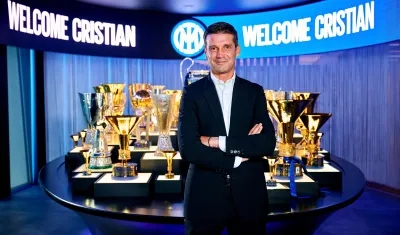 Cristian Chivu en la sala de trofeos del OInter de Milán tras firmar su contrato. 