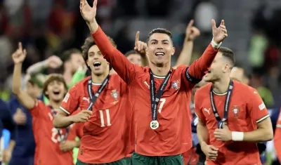 Cristiano Ronaldo festeja con sus compañeros la conquista de la Liga de Naciones.