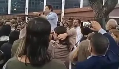 Llegada del sicario al lugar de la reunión política de Miguel Uribe