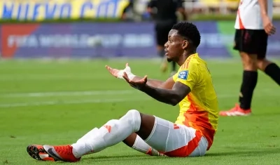 Jhon Jáder Durán protesta una decisión arbitral en el partido contra Perú.