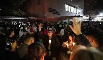 Personas encendieron velas a las afueras de la Fundación Santa Fe.
