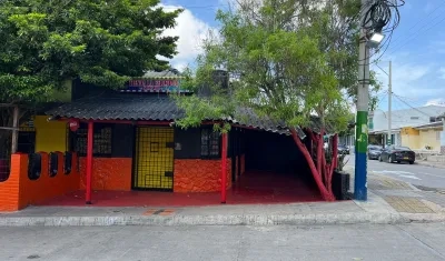 Fachada de la tienda que sufrió el ataque a bala en Barrio Abajo. 
