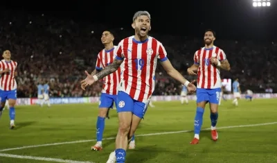 El mediapunta Julio Enciso celebra el gol de penalti.
