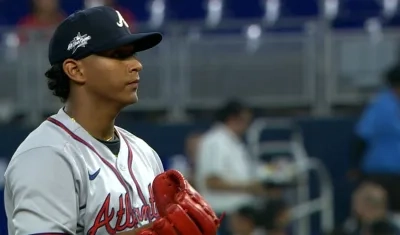 Didier Fuentes en el montículo durante el juego contra los Marlins. 