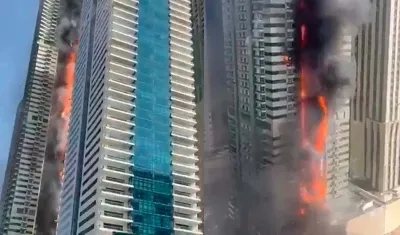 Momentos del incendio en el rascacielos de Dubái.