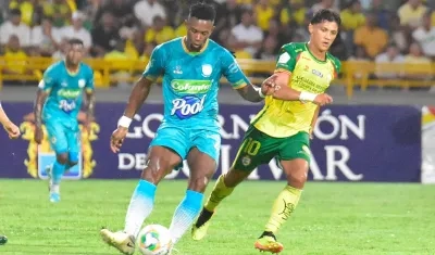 Yan Mosquera avanza con la pelota con la marca de Fredy Montero.