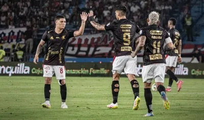 Juan Fernando Quintero felicita a Luis Ramos, autor del gol del América ante Junior.