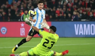Julián Álvarez en la jugada donde marcó el gol de la victoria para Argentina. 
