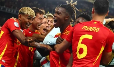 Lamine Yamal, Nico Williams y Mikel Merino festejan uno de los goles de España.