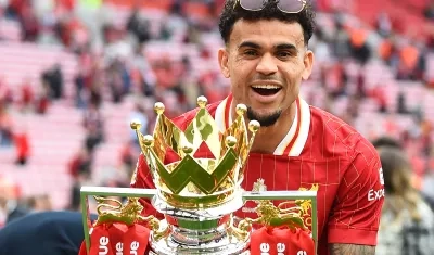 Luis Díaz celebrando la conquista del título de la Premier League con el Liverpool. 