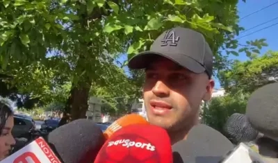 El portero uruguayo Mauro Silveira entregando declaraciones a los periodistas.