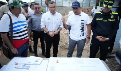 Alcalde Char revisa los planos de la estación de Policía. 