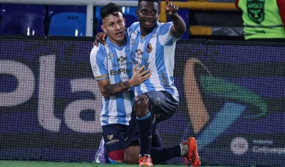 Adrián Parra celebra uno de sus goles con Gustavo Ramírez. 