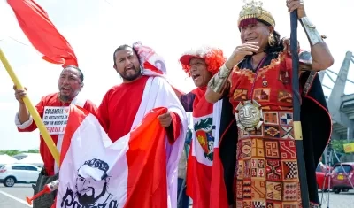 Grupo de hinchas de la selección peruana en los alrededores del estadio Metropolitano.