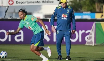 Raphinha, novedad de Brasil, con el entrenador Carlo Ancelotti. 