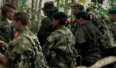  entre los crímenes figuran el reclutamiento y uso de 450 niños en el conflicto armado.