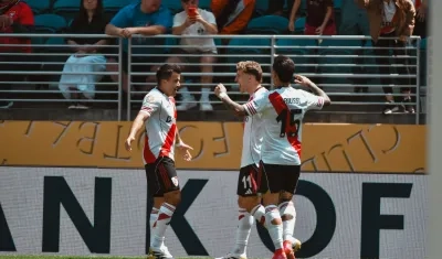Jugadores de River Plate festejan el primer gol marcado por Facundo Colidio.