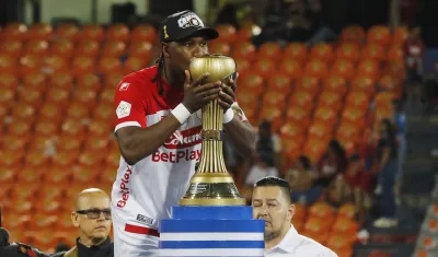 Hugo Rodallega besa el trofeo de campeón de la Liga obtenido con Santa Fe. 