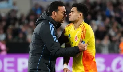 Lionel Scaloni y Luis Díaz durante el cruce que sostuvieron en el partido. 