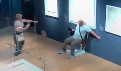 Instante en que el turista rompe la 'Silla de Van Gogh' en el museo de Verona. 