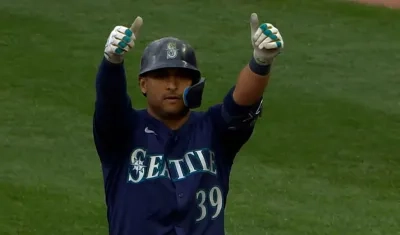 Dónovan Solano celebra tras remolcar dos carreras para los Marineros. 