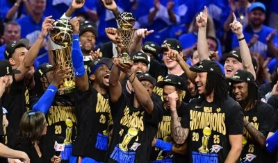 La celebración de los jugadores de Oklahoma Thunder tras ganar el título de la NBA.