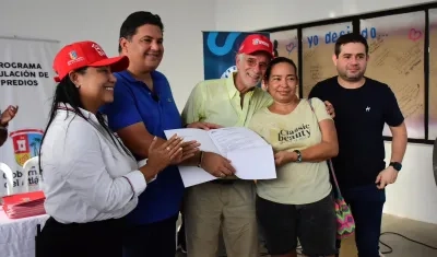 Gobernador Verano en la entrega de títulos de propiedad a los beneficiarios.