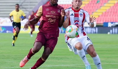 Fabián Ángel disputa la pelota con Adrián Parra.