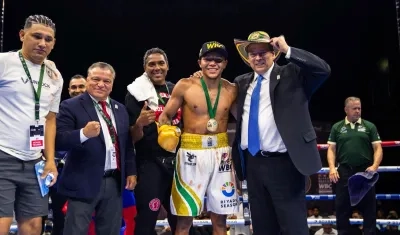 Carlos Utria con el presidente del CMB, Mauricio Sulaimán, tras ser declarado ganador por decisión. 