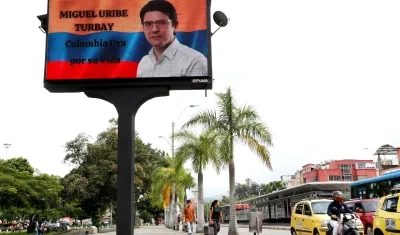 Valla ubicada en Cali en respaldo del senador Miguel Uribe Turbay.