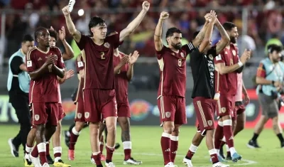 Jugadores de la selección venezolana festejando su triunfo sobre Bolivia. 