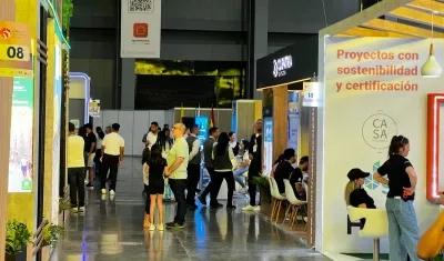 Asistentes a la Feria VIMO 2025 en el Puerta de Oro.