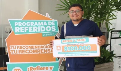 Estudiante con su recompensa por haber referido.