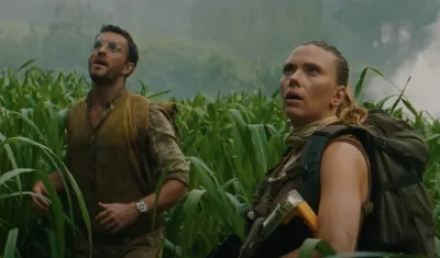  Jonathan Bailey y Scarlett Johansson. 