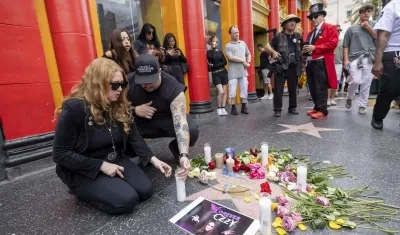 Seguidora de Ozzy Osbourne enciende una vela en la estrella del artista en el Paseo de la Fama de Hollywood. 