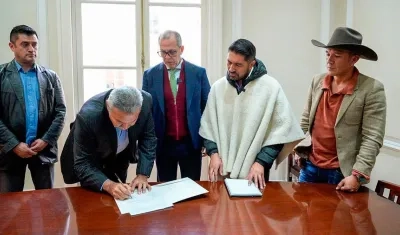 Firma del acuerdo entre los arroceros y Gobierno.