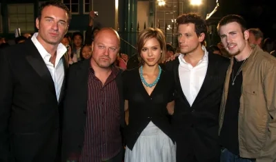 Julian McMahon, el primero de izquierda a derecha, junto al personal de los 'Cuatro fantásticos'.