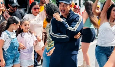 El artista durante la grabación del video. 