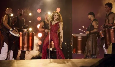 Shakira, una artista latina que ha llevado sus esencia a escenarios internacionales.