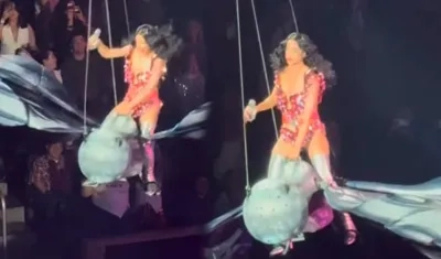 La cantante sobre la estructura en forma de mariposa. 