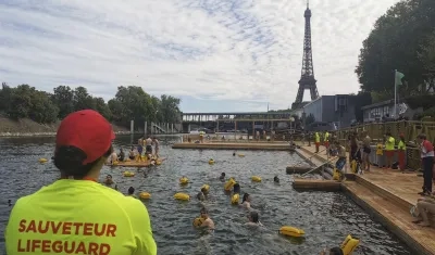 Las aguas del río Sena volvieron a recibir a bañistas en París. 