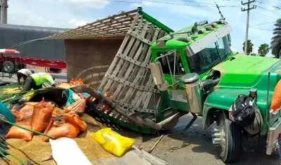 El camión accidentado en el Corredor Portuario. 
