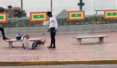 Funcionario de Distriseguridad al agredir a la habitante de la calle.