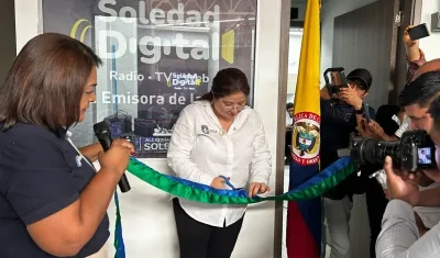 Alcaldesa Alcira Sandoval Ibañez inaugurando la emisora Soledad Digital. 