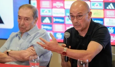 Alfredo Arias junto a Fuad Char en su presentación como nuevo técnico de Junior.