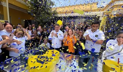 Directivas y comunidad educativa de la IUB en la celebración del aniversario 28 de la universidad. 