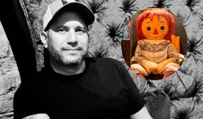 Dan Rivera y la muñeca Annabelle.