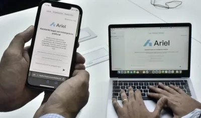 Ariel en su versión web y celular.