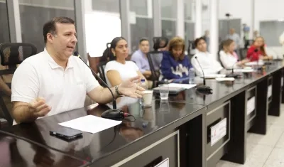 Diputados durante el debate en la Asamblea del Atlántico. 